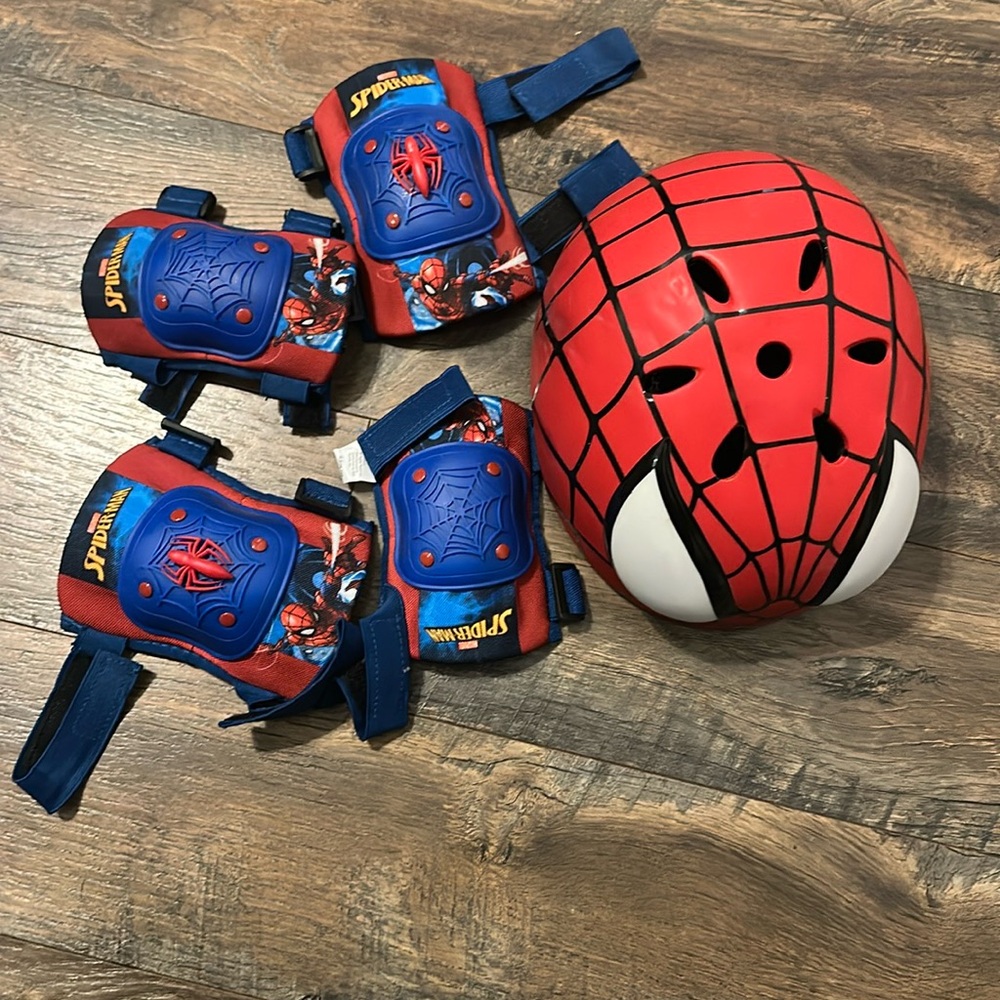 Spider-Man boys helmet with knee and elbow pads